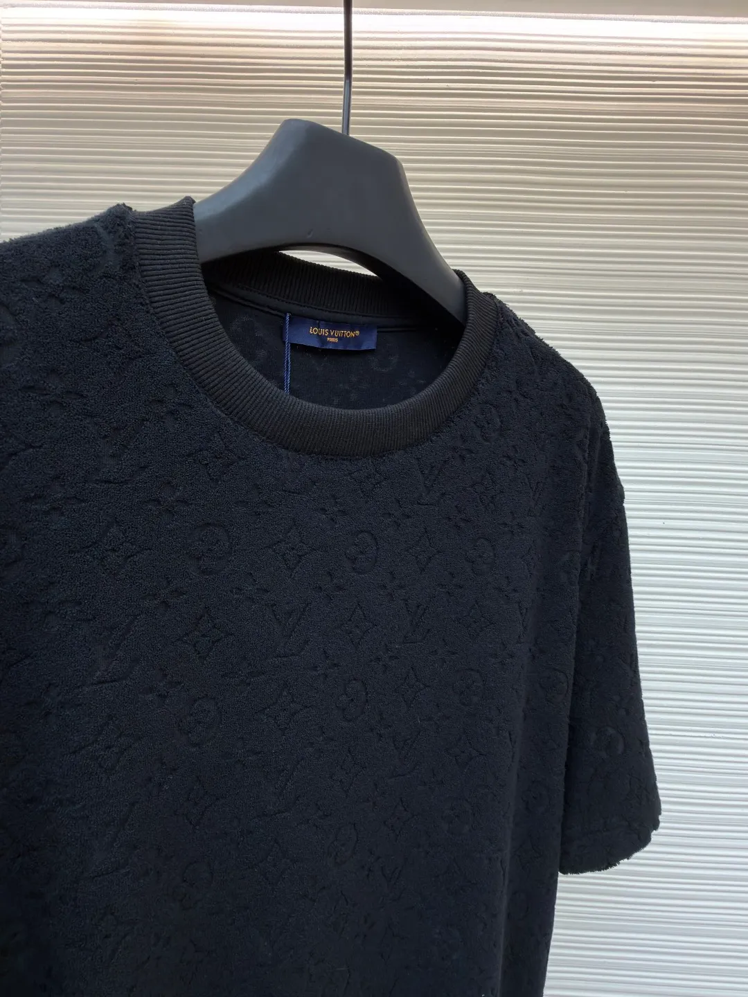 LOUIS VUITTON embossed terry short sleeves ●Original version: Purchased and developed at 9350 ●Item number: 1682412-A00 ●Fabric: terry luxury terry fabric ●Technology: embossed jacquard production ●Color: black ●Version: Fitted version ●Weight: about 345 grams ●Size: S-M-L-XL ●Description: Customized soft cotton blended terry luxury terry fabric with clear texture Plump and lazy, comfortable and close to the skin, with navy blue as the main tone, as calm and profound as the deep sea, the full-width Monogram embossing makes a stunning appearance. It is a gorgeous bloom of Louis Vuitton's classic elements. It is fully recognizable and interprets unparalleled fashion style. The suit is worn for worry-free wear. Three-dimensional relief jacquard technique uses a high-density electronic jacquard machine to achieve the Monogram three-dimensional effect through the "positive and negative layer weaving method". Apply heat pressure to the fabric locally using a customized mold to hot-melt the fibers in specific areas. The permanent embossed contour infrared positioning cutting machine achieves precise positioning of materials through infrared emitters and infrared receivers. The accuracy can reach the micron level, thereby meeting the effect of Monogram alignment and high-precision cutting. The fabrics have been washed and have a better hand feel and texture. They are not easy to deform, shrink or fade, and maintain long-term beauty. The overall wiring is straight and delicate, the fabric is comfortable and soft, and the color is consistent without color difference. It can be matched with the same style to create a fashionable look and control various occasions. Customized accessories, complete with three standards, same style for men and women!